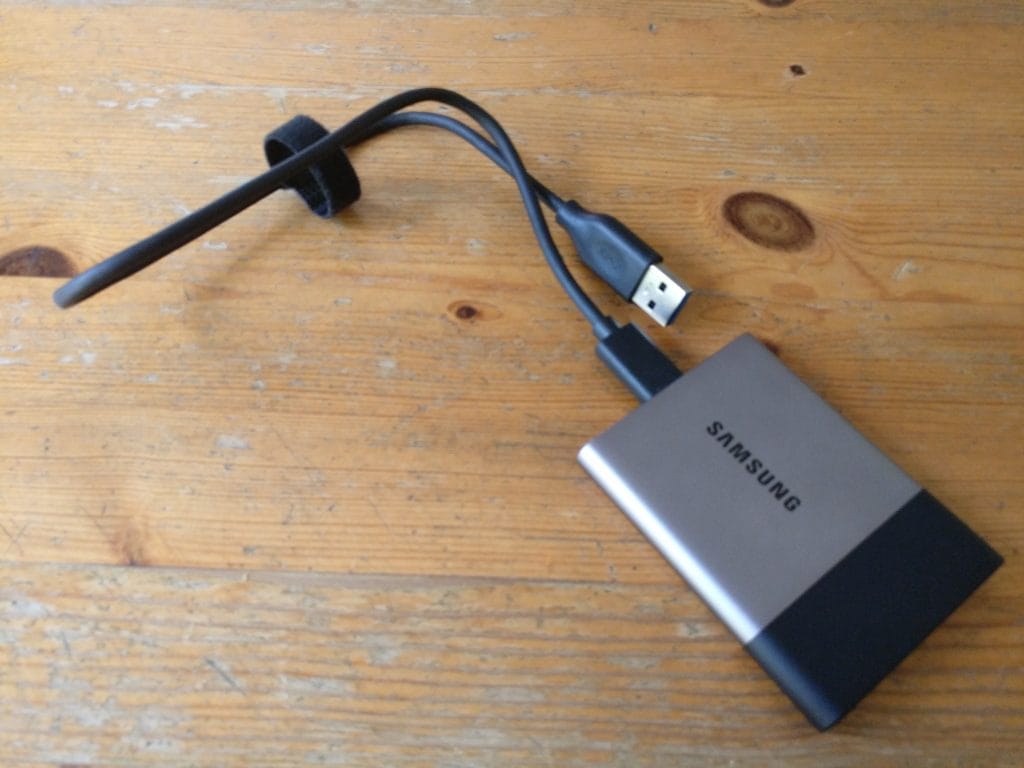 Die SSD und das Kabel