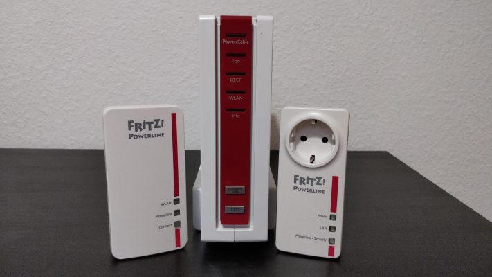 Die neue FRITZ!Box 6590 und das FRITZ!Powerline 1260E Set.